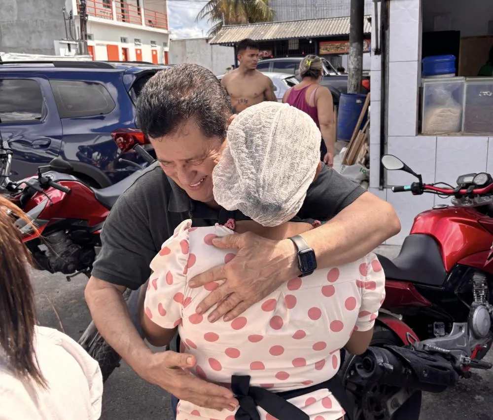 Alfredo Nascimento é recebido com festa na Feira do Produtor, na zona leste de Manaus